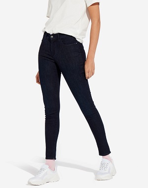 granatowe damskie spodnie jeansowe