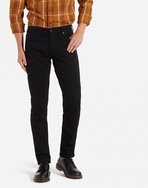 czarne jeansy wrangler