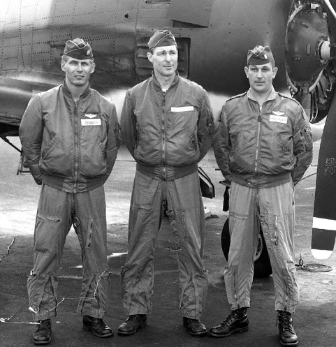 kurtka bomberka męska historia